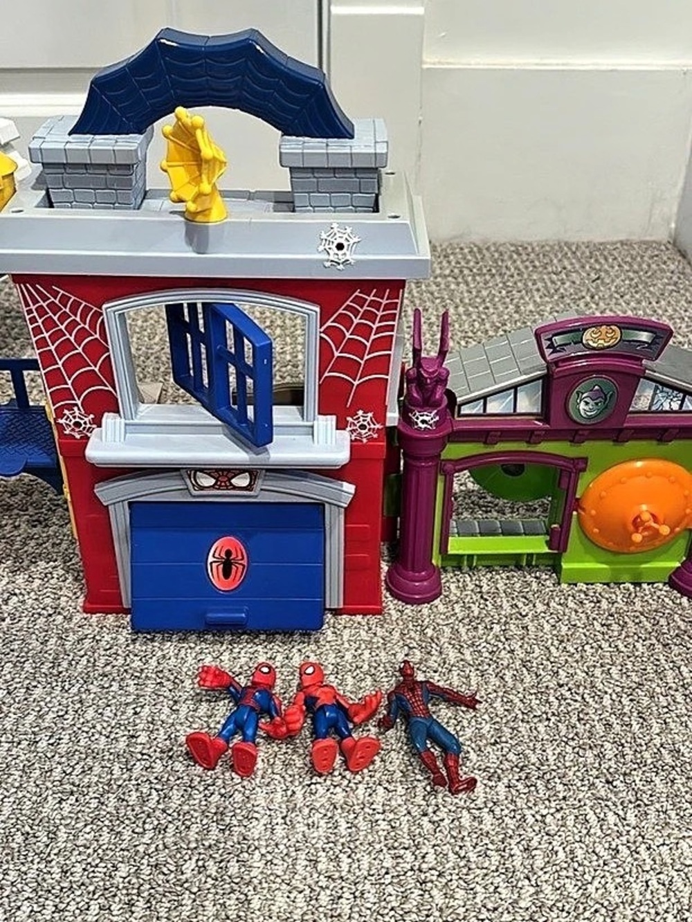 Hasbro Playskool Heroes Marvel Super Hero Adventures Spider-Man Web-Quarters - Picture 2 of 3